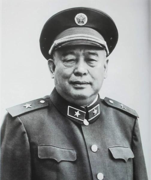 在开国将军里，王震跟余秋里的关系特别好，好得就像一家人。余秋里是江西吉安人，家里