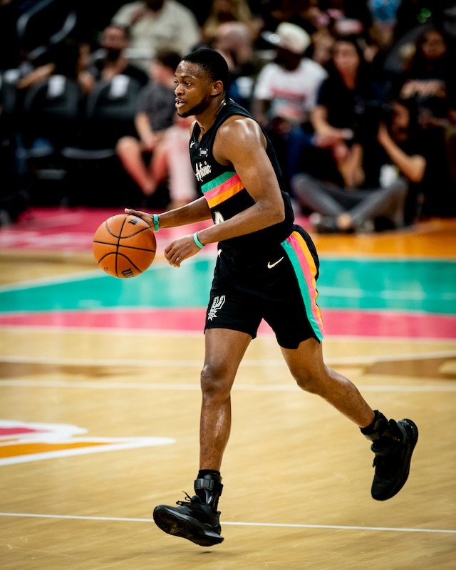 全场比赛结束！马刺主场121-94轻取太阳，喜提7连胜🎉马刺（39-16）：卡