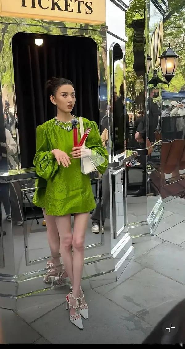 现实中还是李兰迪这样的好看，宋祖儿太瘦了