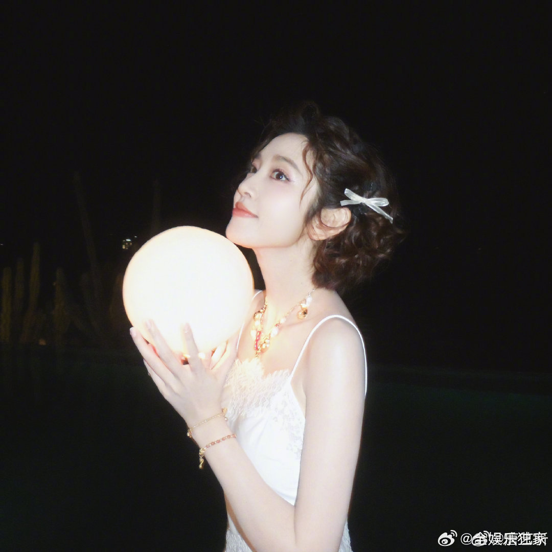 唐艺昕5分钟剥了56只虾不想睡的星期五原来女明星私下剥虾这么能打，唐艺昕5分钟剥