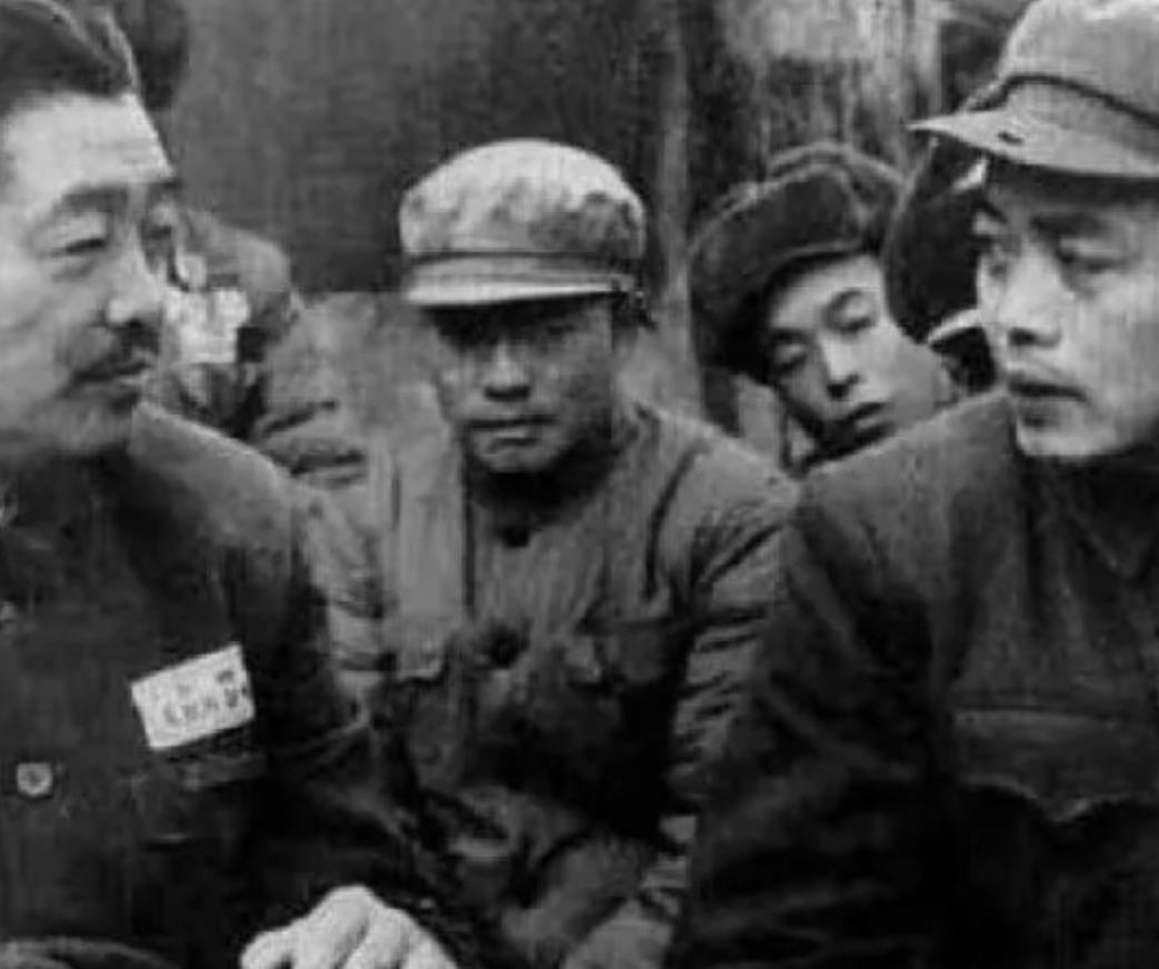 1974年初春，华国锋在中央一次小型会议上突然拍桌子发火，指着李仲公怒斥：“他既