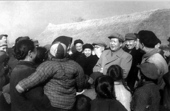 一个人对伟大领袖毛主席的态度，就是人民对他的态度。他不把毛主席放在心里举在头上