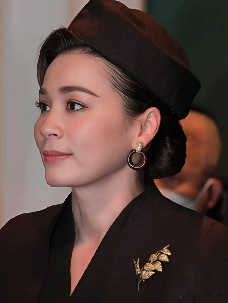 她真是把东方美刻在骨子里了！优雅又大气，这几身造型太有范儿了，估计都是独家