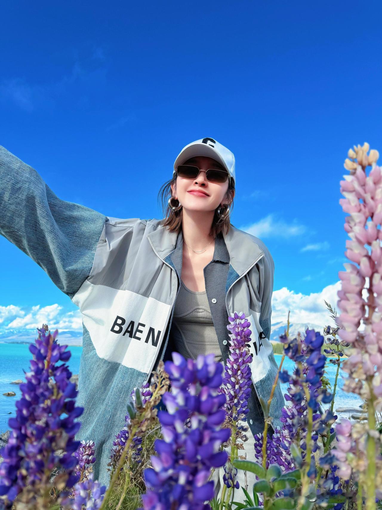 2月2日，唐艺昕分享了一组新西兰旅拍照片，真的太美啦。她一共发了12张图片，