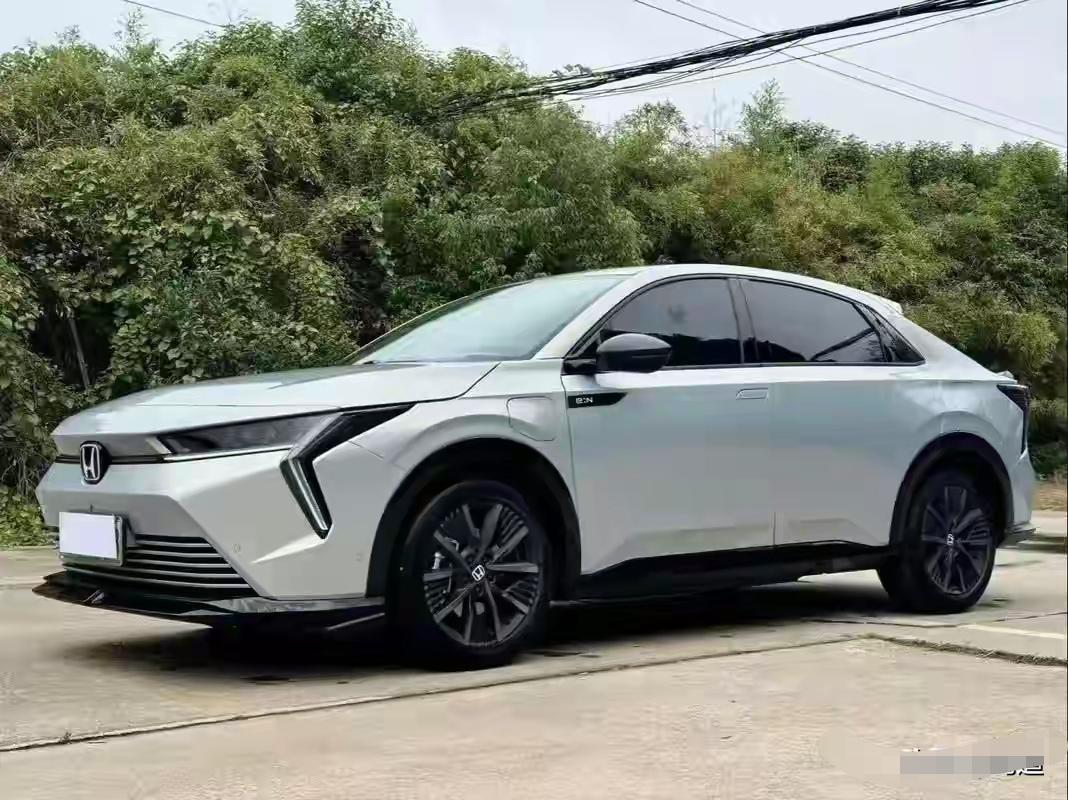 昨天跟一个开4S店的朋友吃饭，他干了十几年大众，去年把招牌摘了，换成了问界。我问