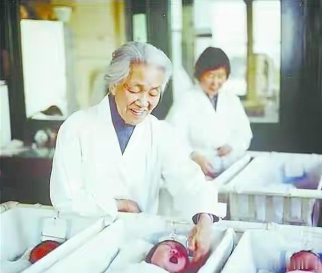 曾亲手接生袁隆平……她一生未婚未育，接生5万多名婴儿！[比心]致敬“万婴之母”林巧