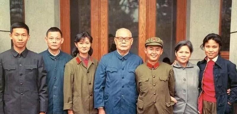 1974年，叶帅与六个子女在北京留下了一张珍贵合影。照片中从左至右依次是：叶选廉