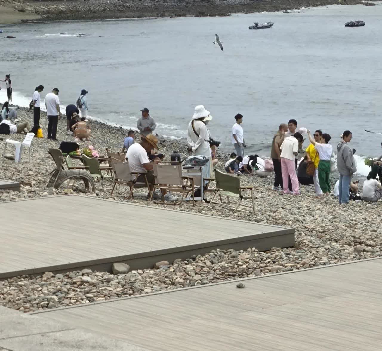 在公园海滩摔倒究竟谁之过？一对沈阳游客带着3岁的孩子在银沙滩公园游玩，说