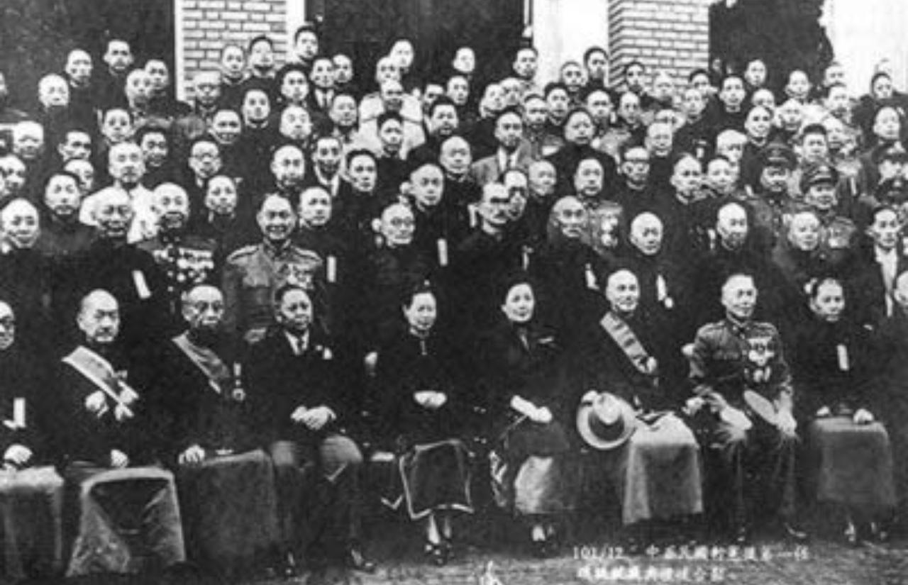 没想到1948年南京总统府就职大典的核心合影里，站在最前排正中间的不是蒋介石，是