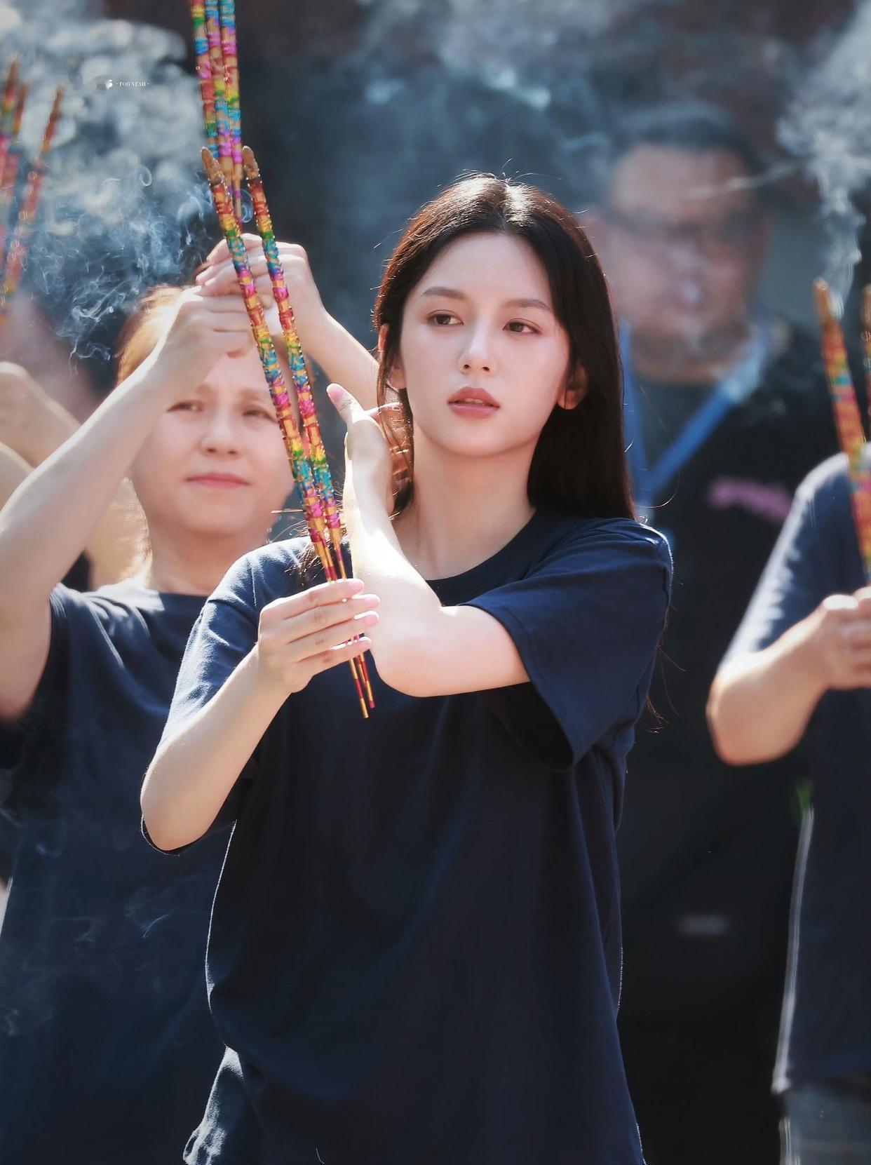 周也恋情曝光后第一次进组，好消息是资源似乎没受太大影响，依然能接到正经的现代偶像