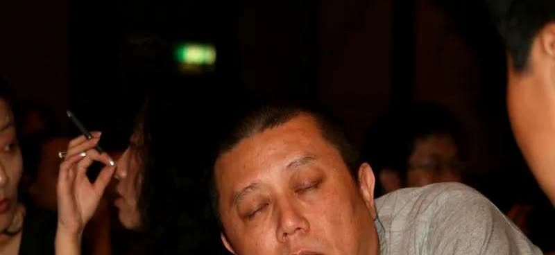王朔也成了阅尽繁华的无奈老人，他和别人聊天时说哪儿也不想去，就愿意在家待着，要死