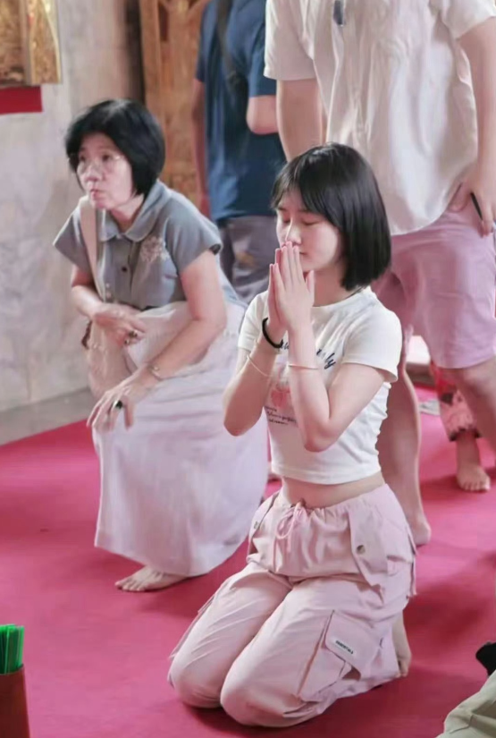 姑娘，就你这小模样，还需要求姻缘？