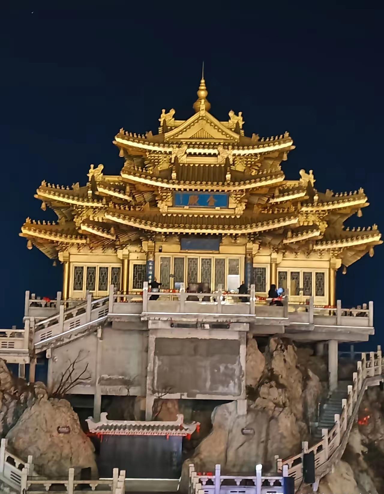 一女孩去面试，排到她236号，考官问：“中国最贵的字是哪一个？”女孩回答：拆，