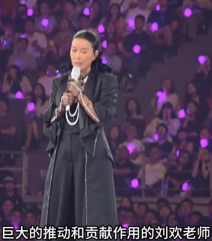 那英泪洒演唱会现场，唱《弯弯的月亮》悲痛悼念刘欢:他真的离开了我们9月26日
