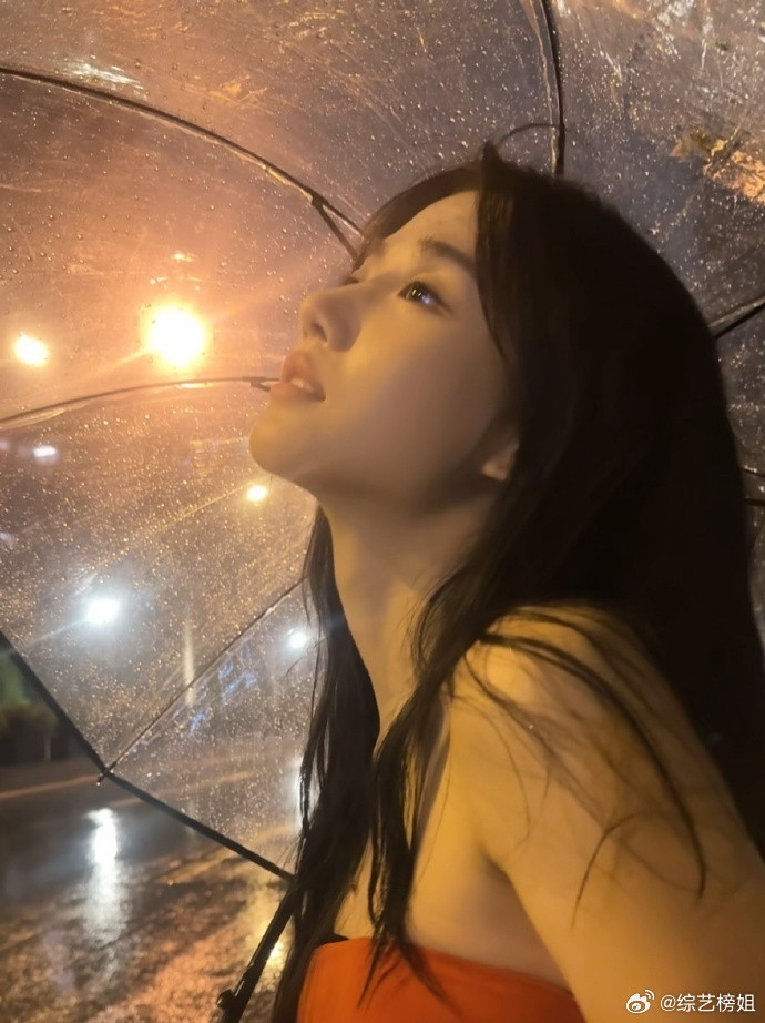 卢昱晓雨季要来了卢昱晓雨伞神图卢昱晓雨伞神图！雨季要来了~