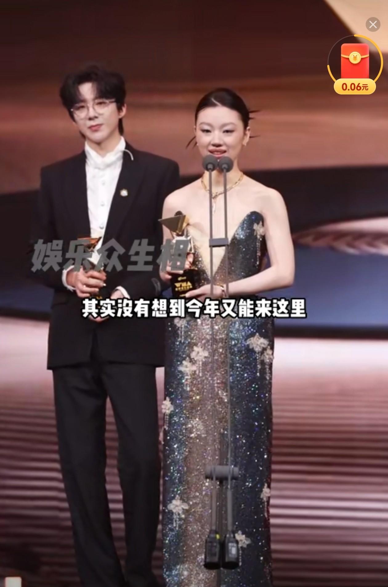 单依纯太有节目了上一次是单依纯在领奖台上问刘宇宁：“我会被封杀吗？”因为单依纯