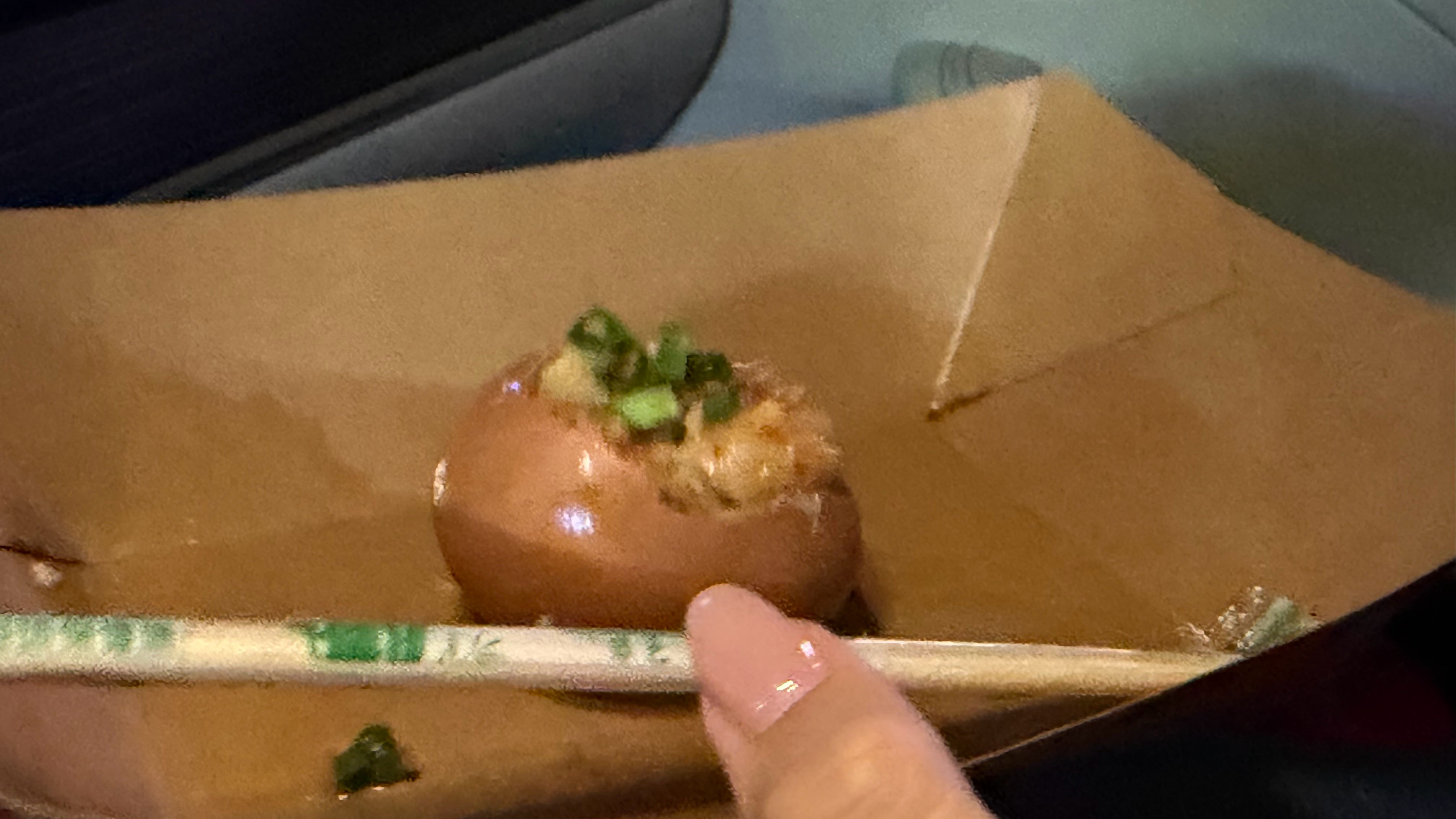小李路边摊看到了一个卖活珠子的让我陪她一起吃，小时候我爸喜欢吃，我一闻到味，我就