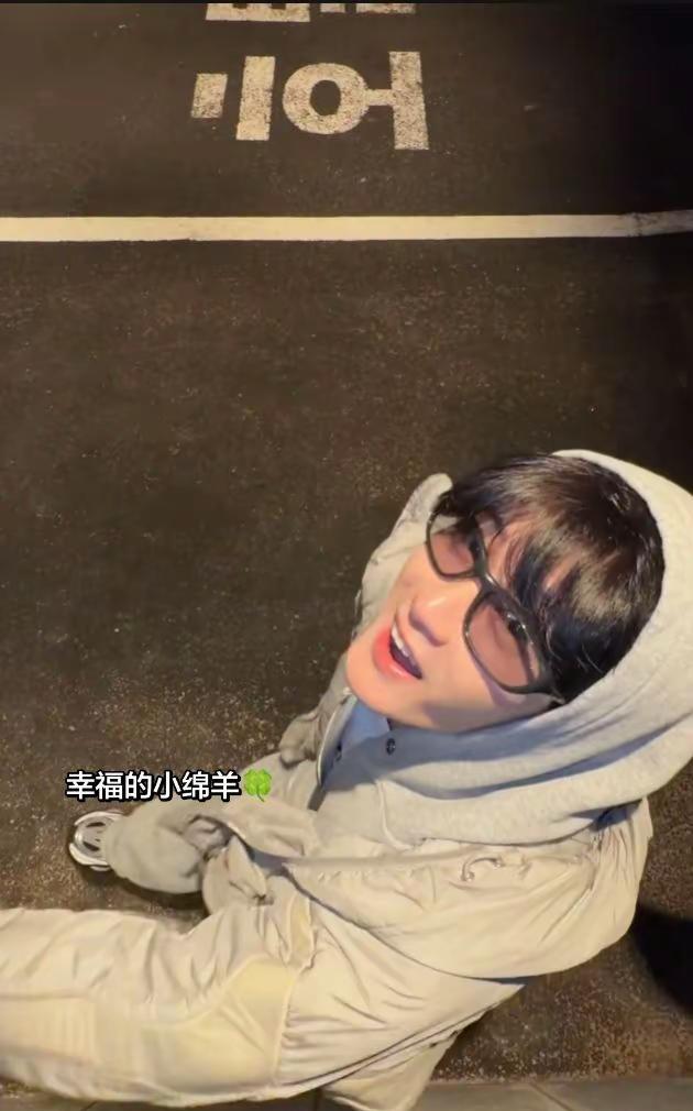 一条背带裤卖爆了，原因很反常识。檀健次和王鹤棣在节目里，没搞任何精致摆拍。他