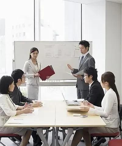 上班最重要的是拎清核心：我们是来挣钱的，把工资稳稳揣进口袋才是硬道理。只要公司没
