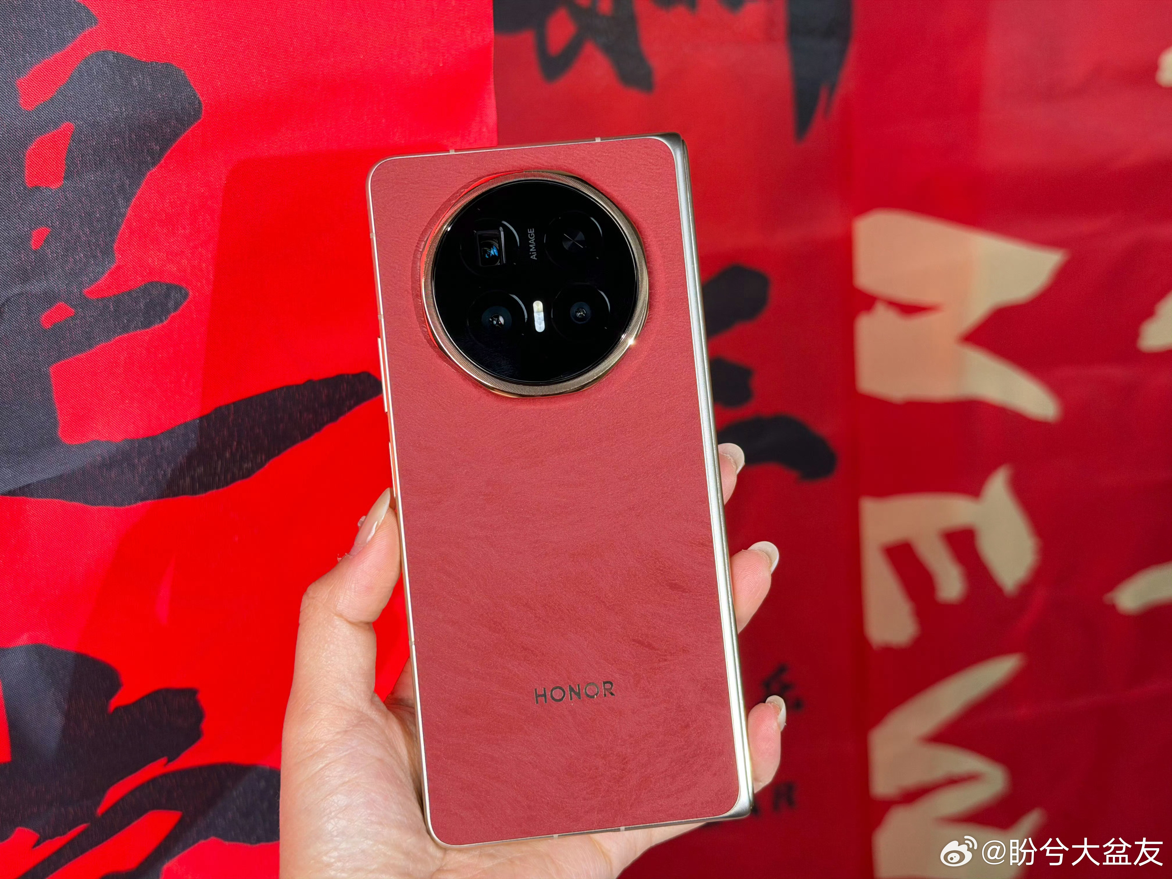 大折叠还得看耀子，最近看不少人晒了赤兔红的荣耀MagicV6，嘎嘎心动啊，颜色
