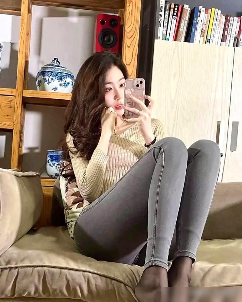 与其把自己塞进棉裤里强行装圆规，不如直接给双腿装个“地暖开关”。传统穿搭逻辑