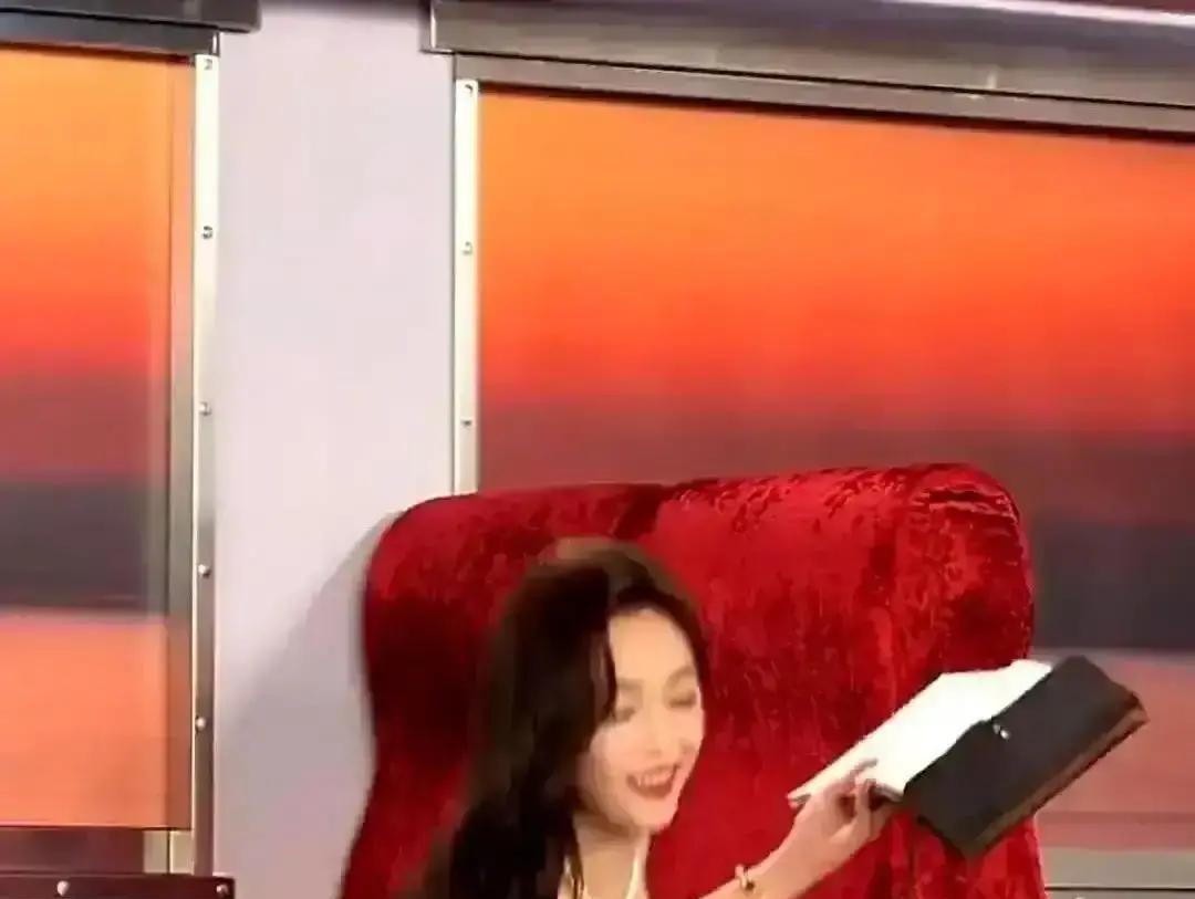 吴宣仪这事儿，简直是年度舞台事故的教科书案例。肉色打底裤在强光下直接“隐身”，