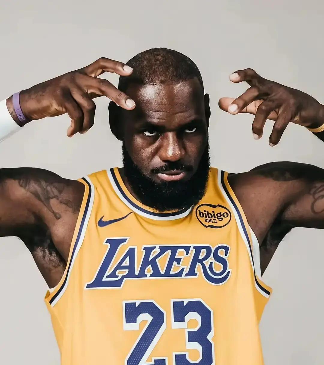 11个纪录，谁也别想碰张伯伦场均50分，现在全队都追不上。斯托克顿1