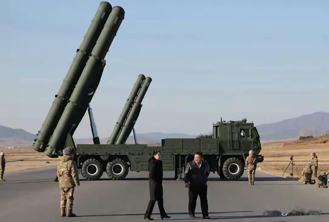 朝鲜军工企业一下子给朝鲜军方交付了50套KN-25600毫米火箭炮，这样的火力