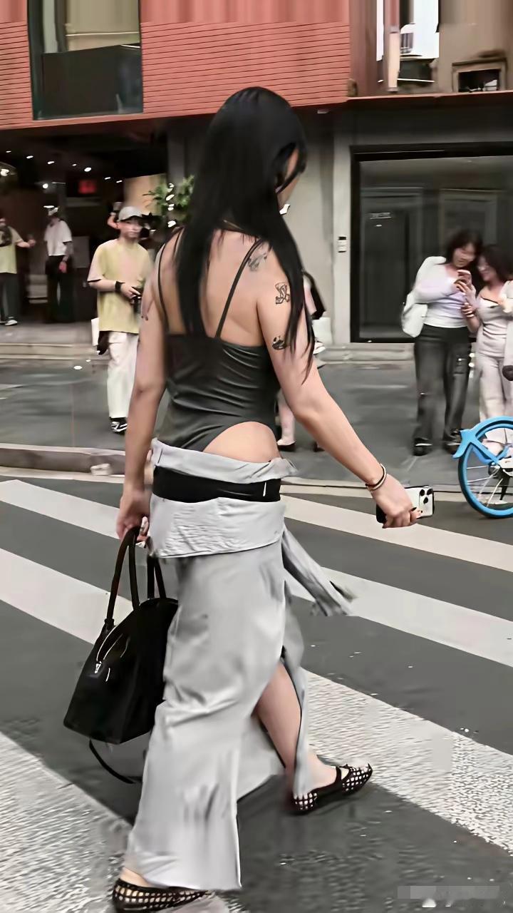 我担心她腰带会掉下来，要掉了多尴尬