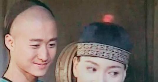 1998年，24岁的吴京向27岁的樊亦敏求婚。谁知，樊亦敏不屑一顾：“三年内赚够