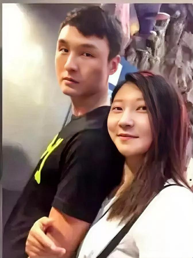 俞晓冬的前妻，藏着最狠的“清醒”？王暖暖说过，俞晓冬和前妻压根没感情——当年