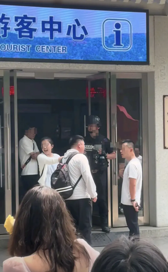 女子游客中心大闹数小时要求景区保安道歉。5月27日，江苏南京。网友发布视频，