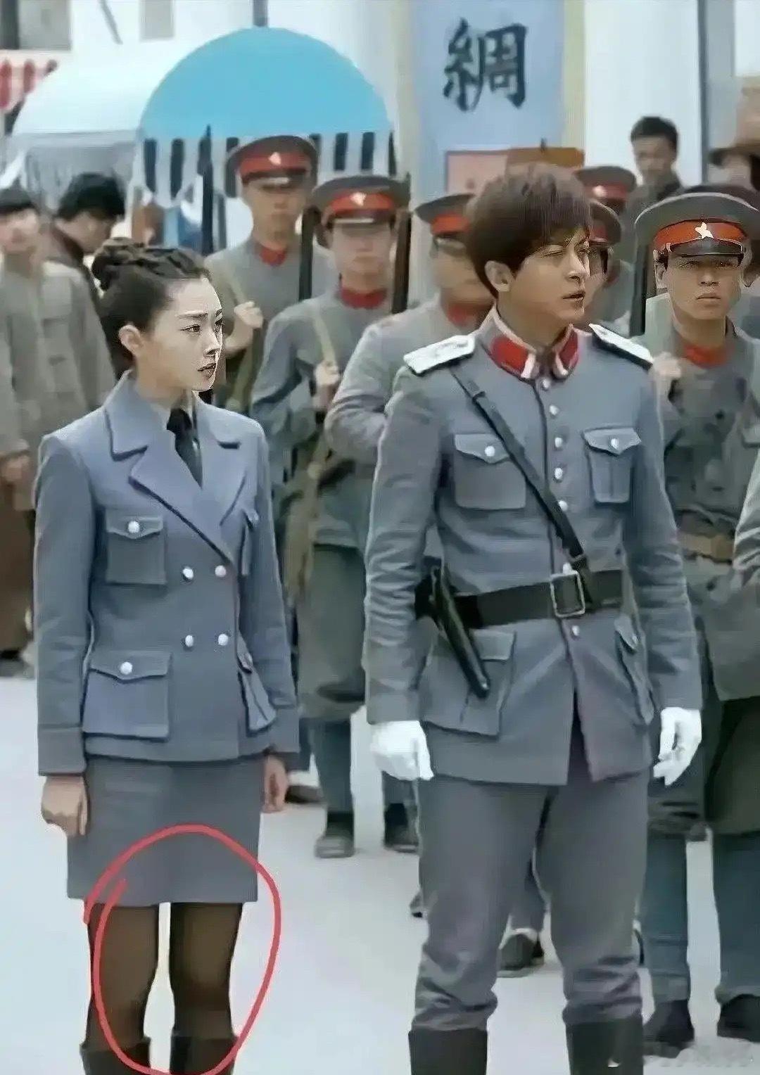 你能理解吗……穿着丝袜打仗?