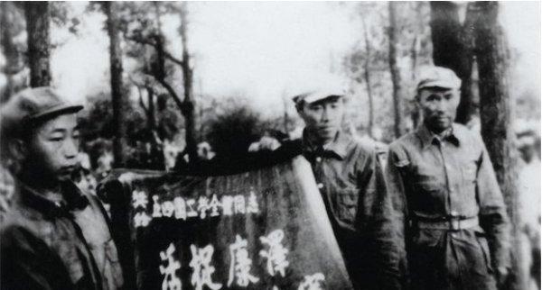 1948年，蒋介石的心腹康泽被俘，全国上下一片欢声笑语，并要求将康泽处死。毛泽东