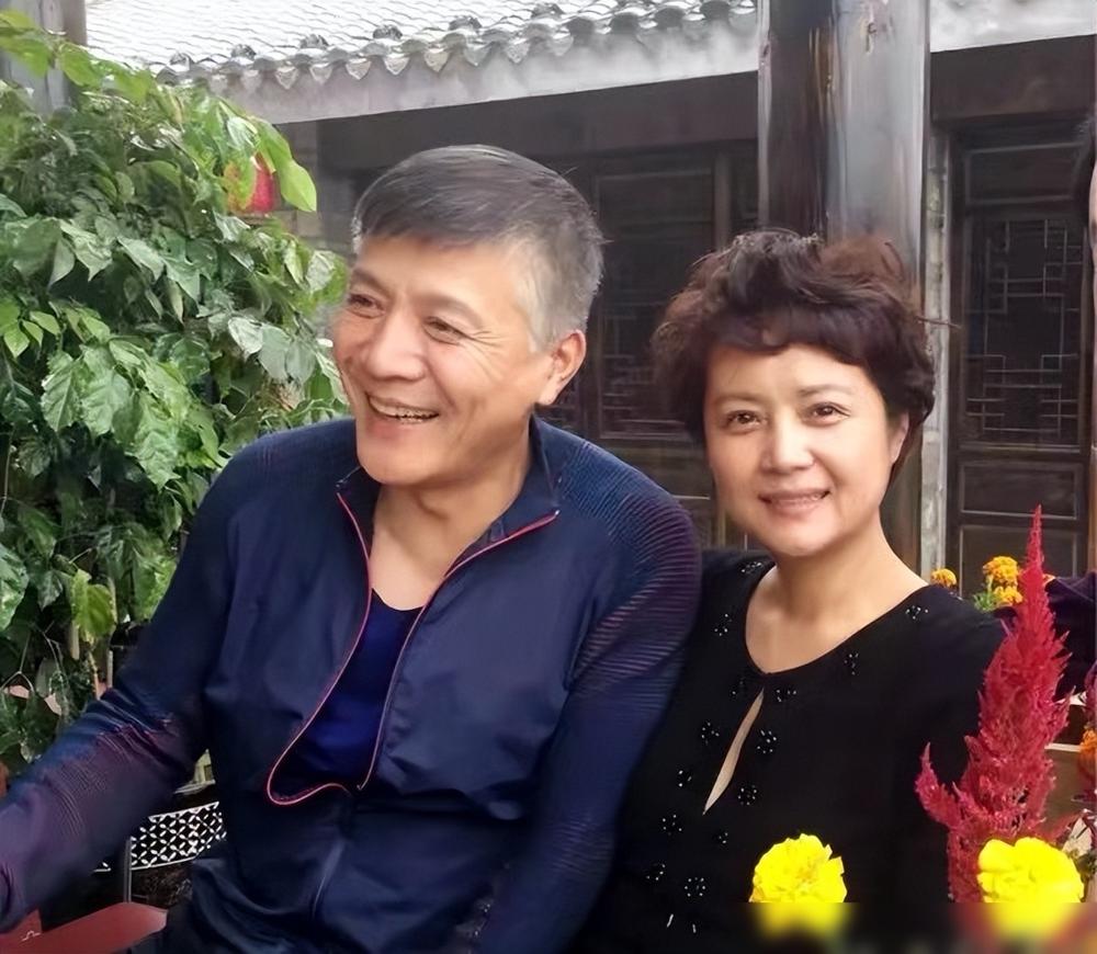 59岁老戏骨茹萍，退休带娃，心里却压着两座山。一座是女儿奚望，30岁生日当天官宣