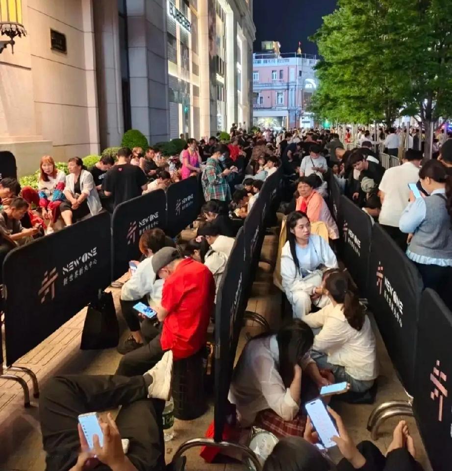 彻夜长队！上海南京路深夜挤满人，真相曝光太意外5月29日晚，上海南