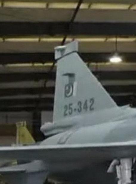 图一：枭龙3（JF-17C）以全新涂装参加沙特防务展；图二：枭龙3最新一批的机号