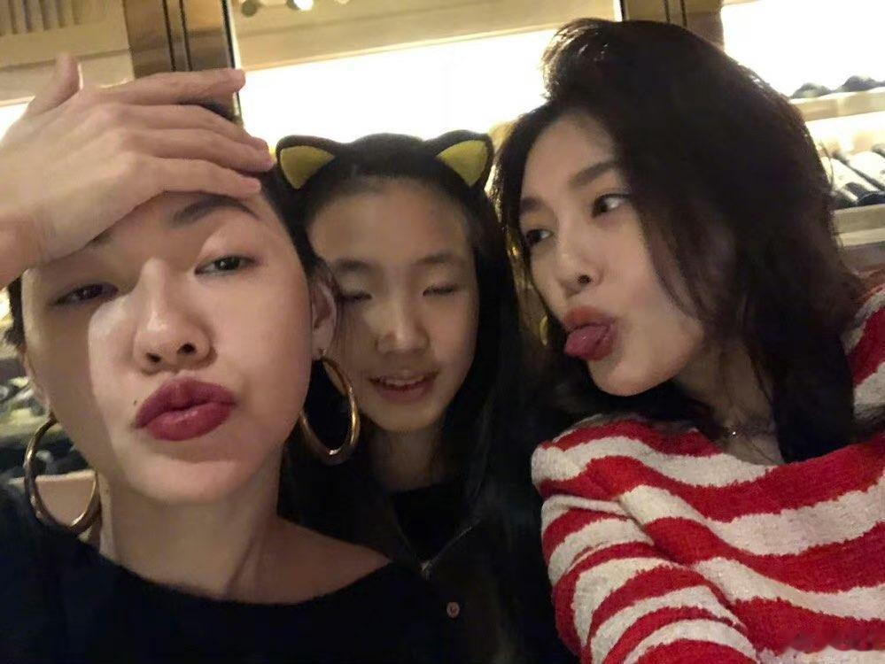 以前看综艺的时候，就听小s总是说大s多惯孩子，对她三个女儿怎么怎么好，让她这个
