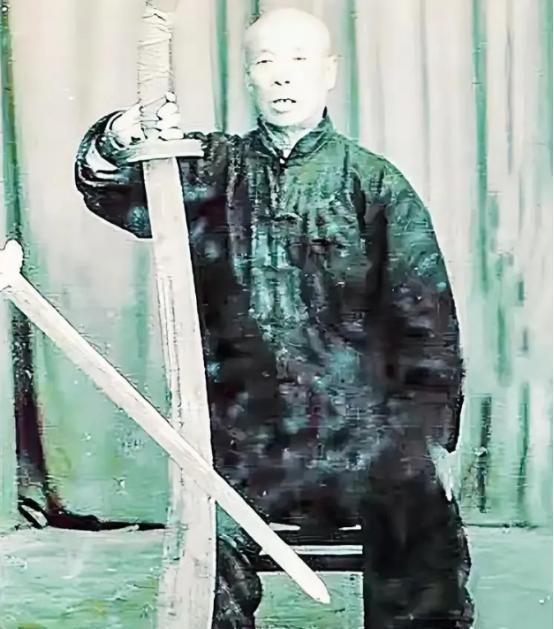 1944年5月，日军进山抓来3名“花姑娘”，让一个77岁的病老汉看守，老汉点头答