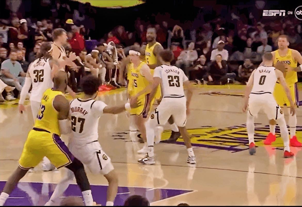 穆雷是这样和詹姆斯缠斗被罚下场的。穆雷打了36分钟，5分6板6助攻，正负值-9