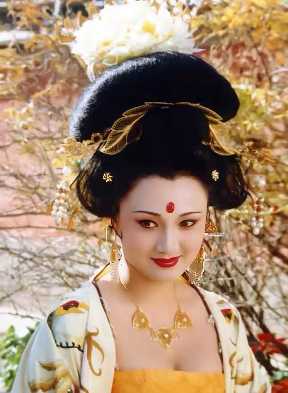 公元737年，52岁的唐玄宗看上了20多岁的儿媳杨玉环，就对儿子说：“朕想娶你的