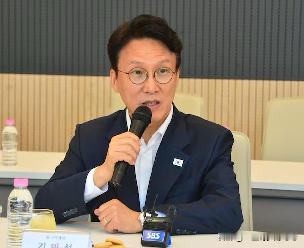 7月3日，韩国前国务总理金民锡重返民主党后，立即开始角逐下一届党首宝座之路。