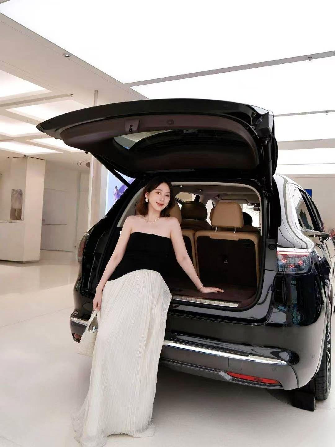 问界M8纯电版挡不住的颜值