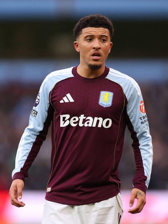 【又混一年？】邮报报道，桑乔本赛季结束前不会重返曼联，因为在他租借至阿斯顿维拉的