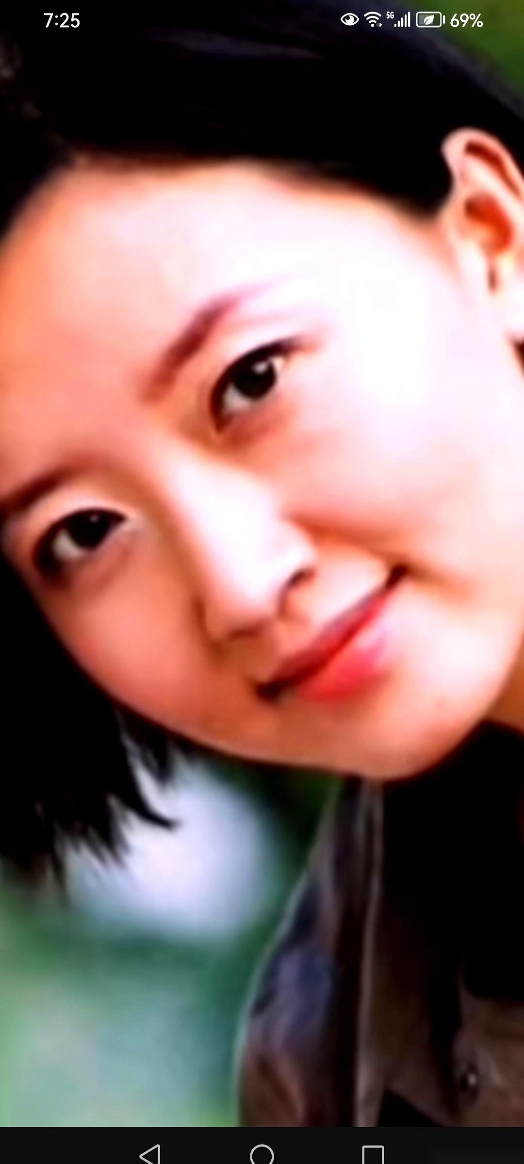 我跟你说，人最傻的时候，就是盯着手机等一个人的消息。手机屏幕朝上放着，怕一秒钟