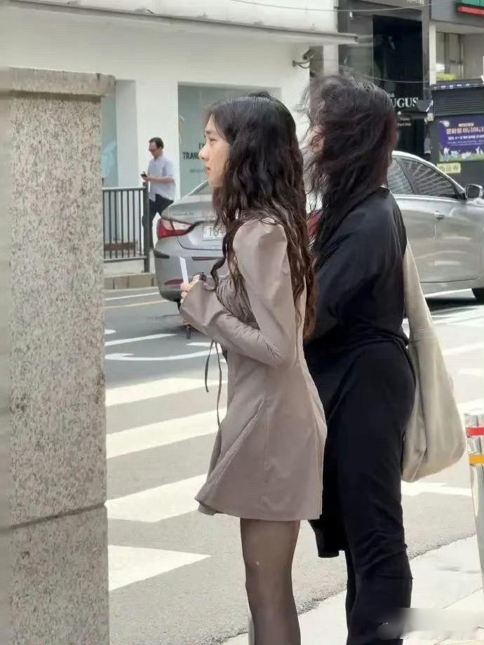 网友国外偶遇黄磊女儿，黄多多打扮成熟，明星气质藏也藏不住！