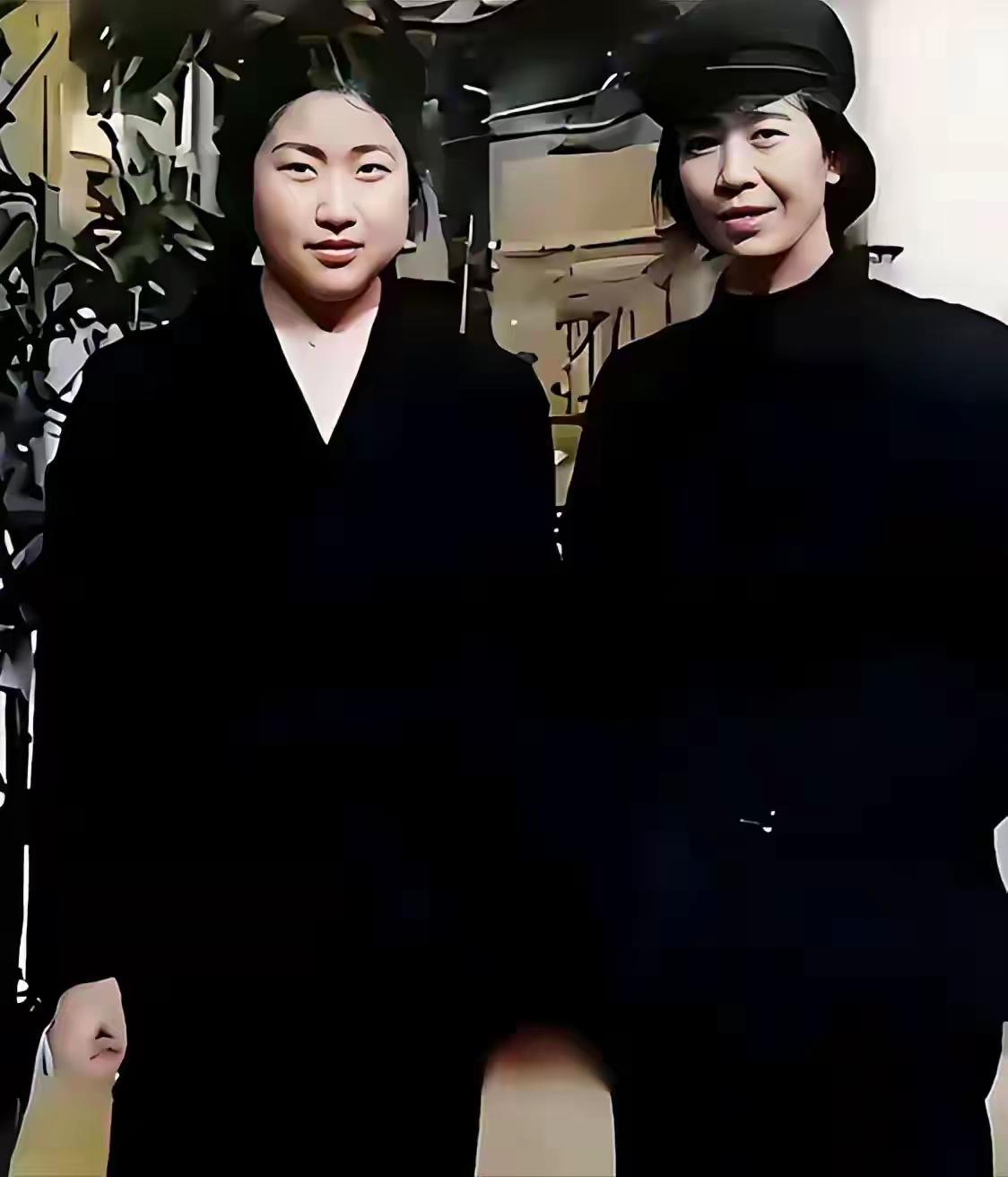 这张照片拍摄于50年代，井冈山上双枪女英雄贺子珍与女儿李敏的合影照，李敏跟贺子珍