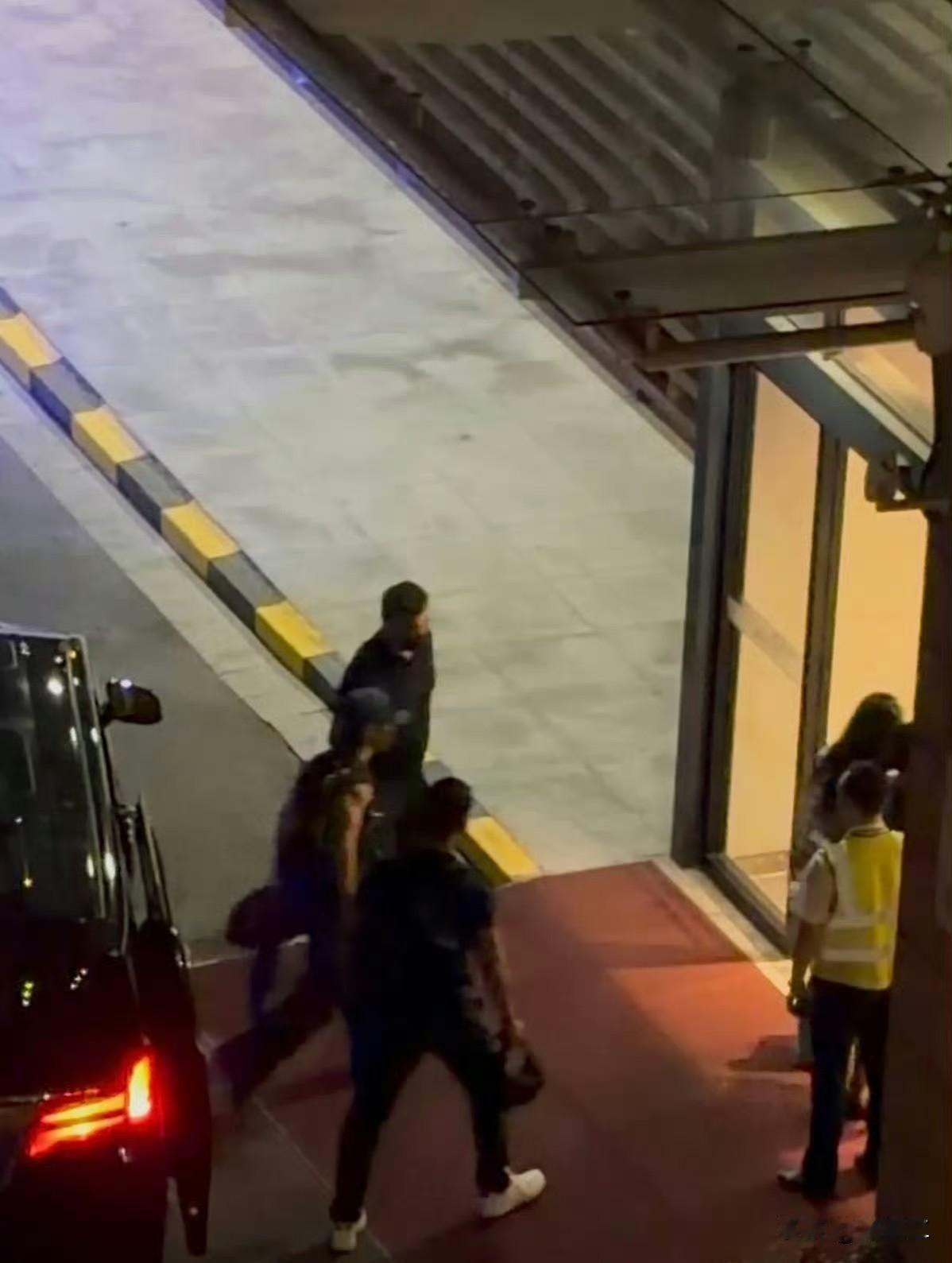 哇哇哇哇哇哇[爱心][爱心][爱心][爱心]肖战闪现上海机场！！！！身穿无袖！