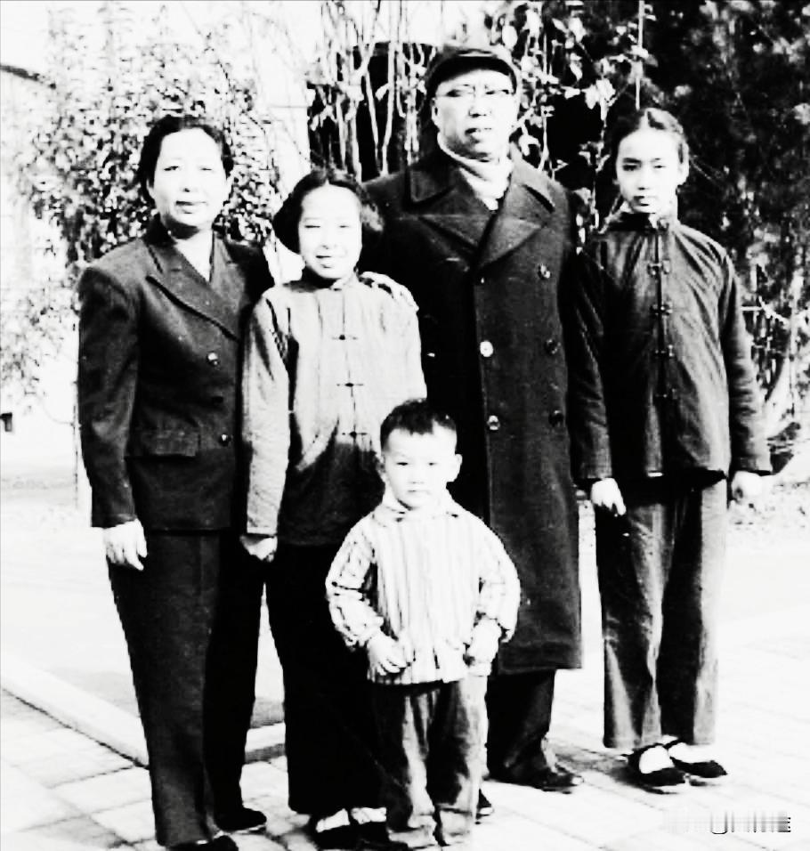 1950年，老家的二哥进城，看了总政主任罗荣桓。一见面，二哥就抱出1个娃娃，指着
