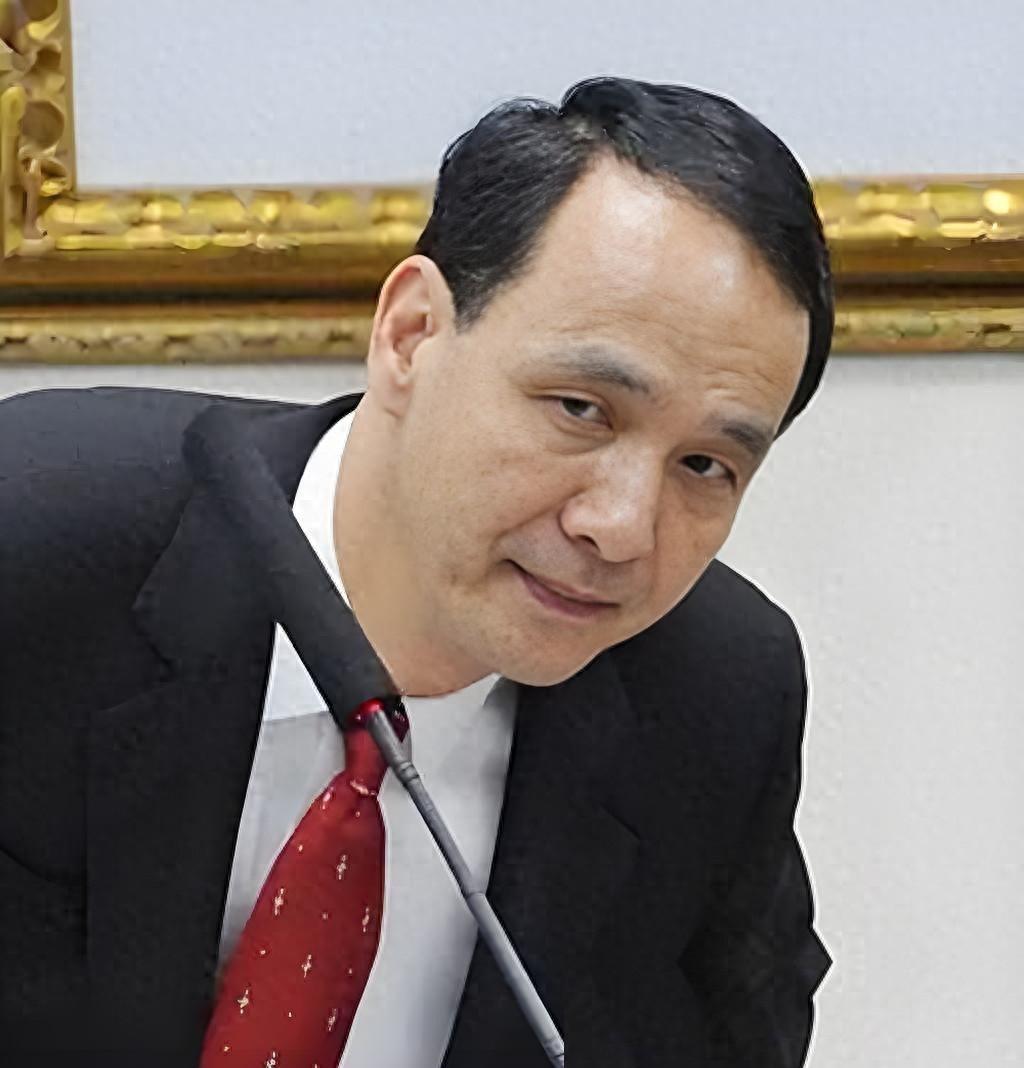 真是让人看着心酸又无奈！国民党的大会上，87岁的大佬吴伯雄硬是拖着病体站了出来，